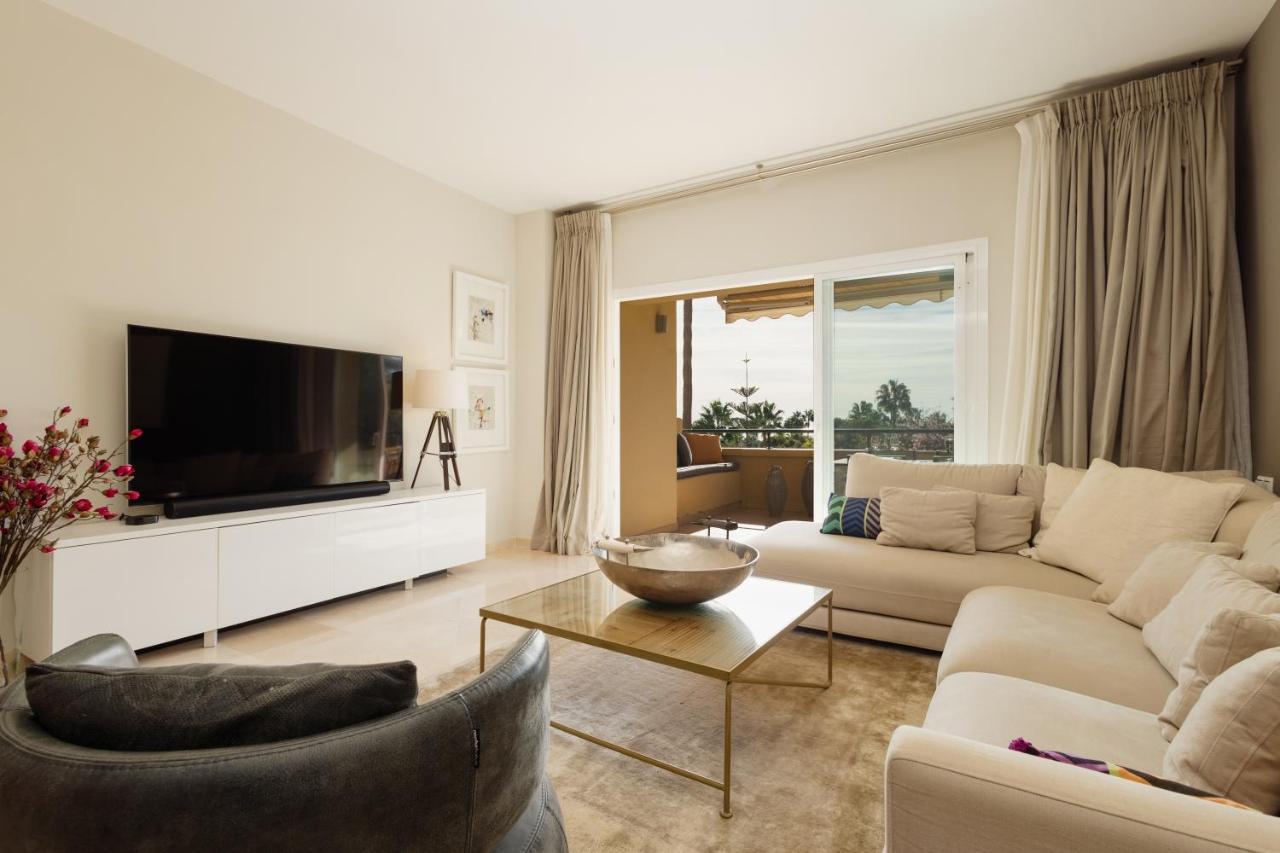 Home, With Sea Views, South Facing And Close To The Golf Course And The Beach, In Elviria Hills Appartamento